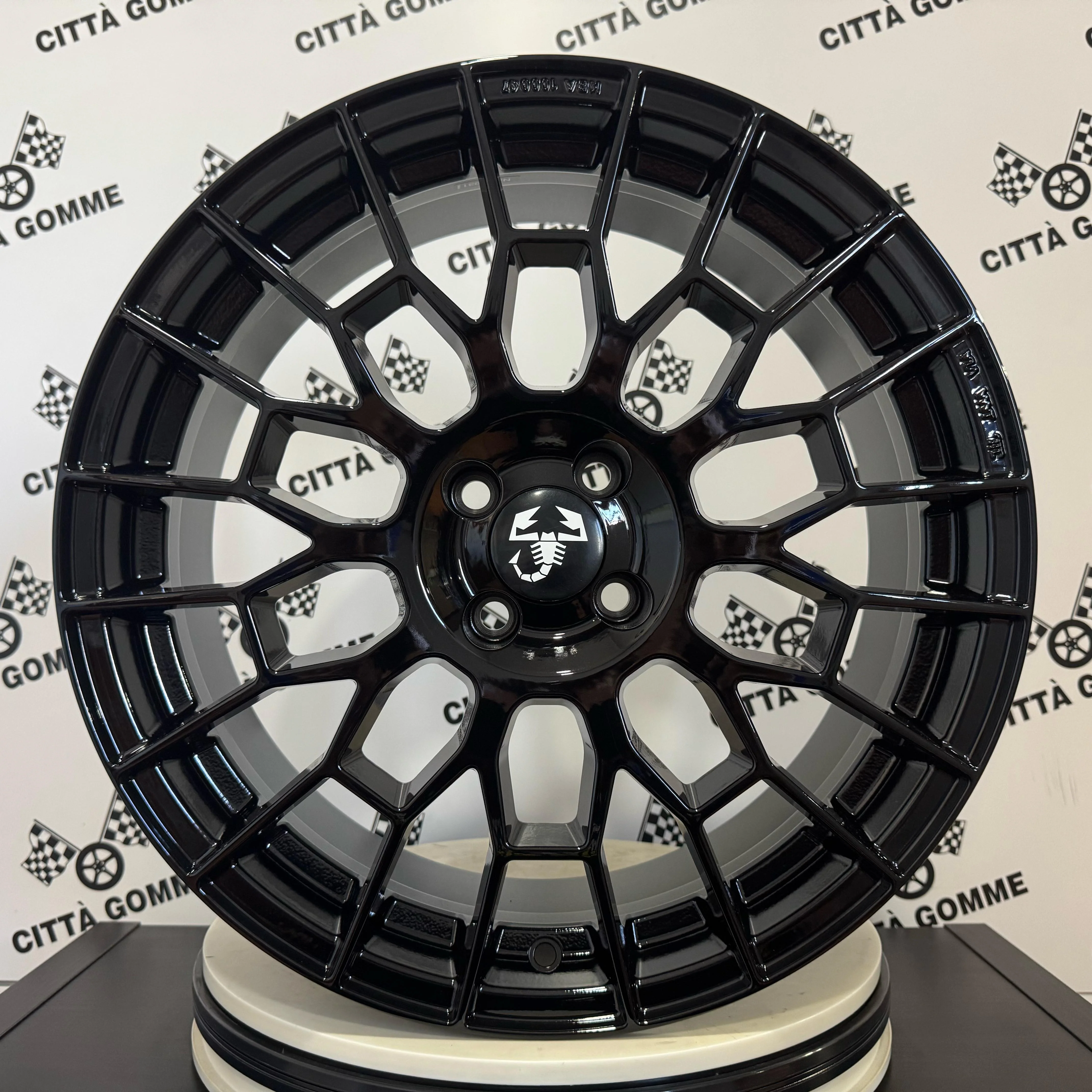Set da 4 Cerchi in lega APX per ABARTH 500 500E (LOGO NERO)