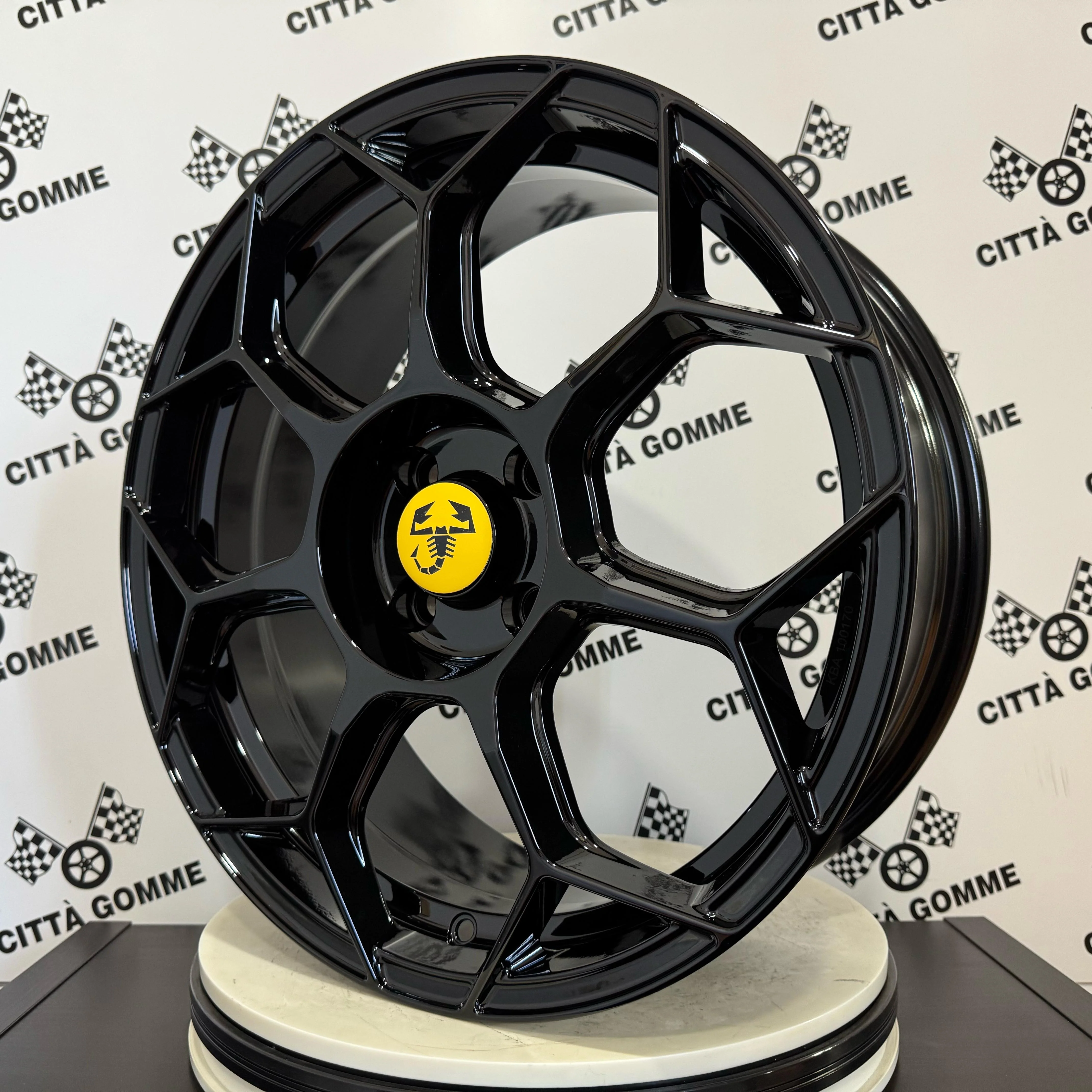 Set da 4 Cerchi in lega RACEWAY per Abarth 500 595 SS esseesse (LOGO GIALLO) - Image 2