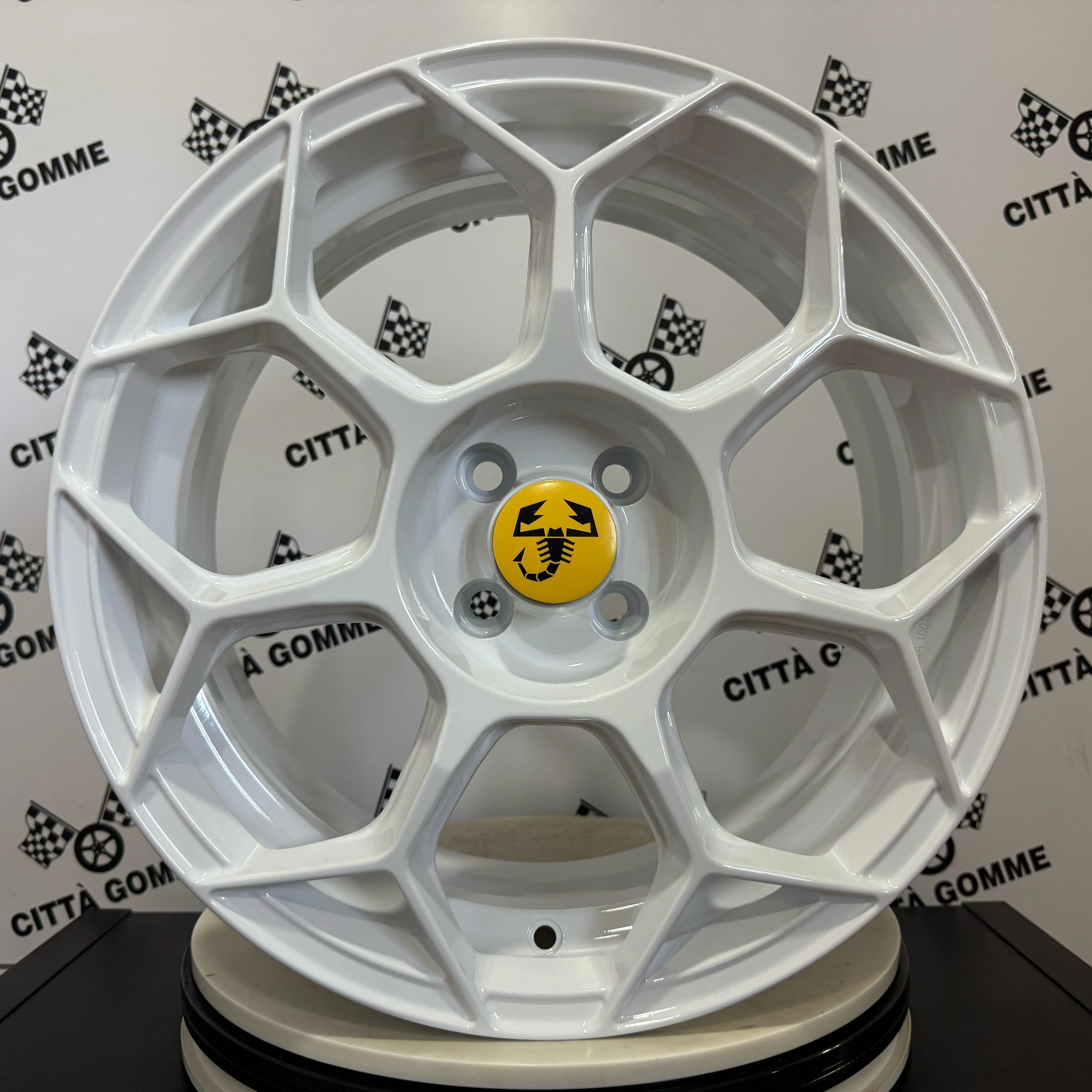 Set da 4 Cerchi in lega RACEWAY per Abarth 500 595 SS esseesse (LOGO GIALLO) - Image 3