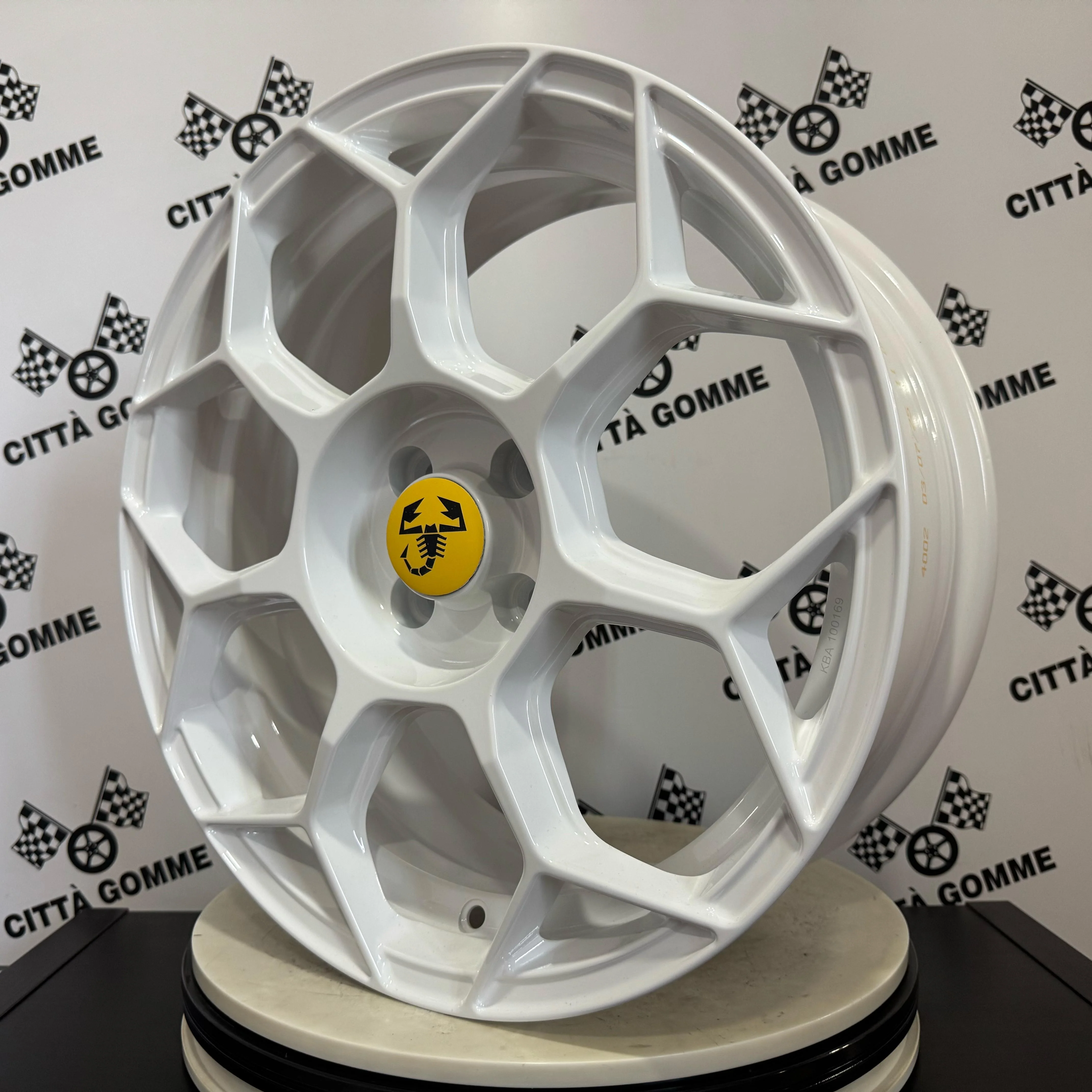 Set da 4 Cerchi in lega RACEWAY per Abarth 500 595 SS esseesse (LOGO GIALLO) - Image 4